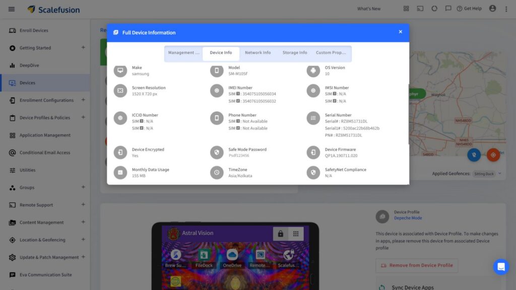 Dialog mit vollständigen Geräteinformationen im Scalefusion-Adminbereich, mit Registerkarten für Verwaltung und Geräteinformationen auf dem Bildschirm über einer Dashboard-Kartenansicht.