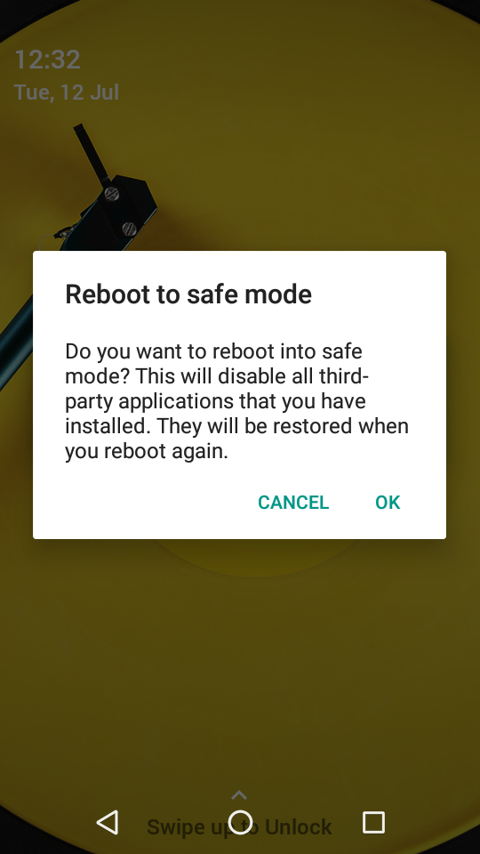 Auf einem gelben Hintergrund im Launcher-Bereich wird ein Android-Bildschirm angezeigt, auf dem ein Dialogfeld „Neustart im abgesicherten Modus“ mit den Optionen Abbrechen und OK erscheint.