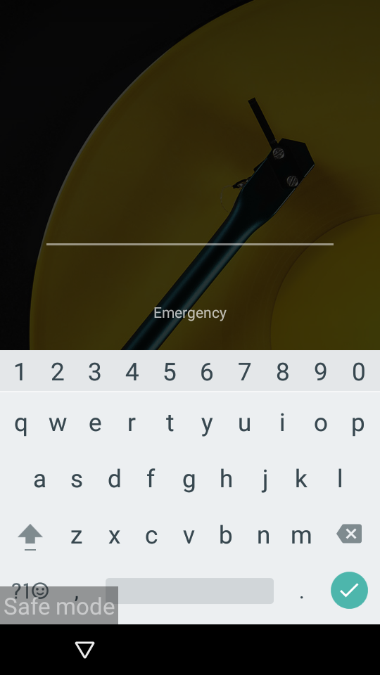 Nahaufnahme eines Smartphone-Sperrbildschirms mit einer Notruftastatur und der Aufschrift „Notruf“ in der Mitte auf dunklem Hintergrund.