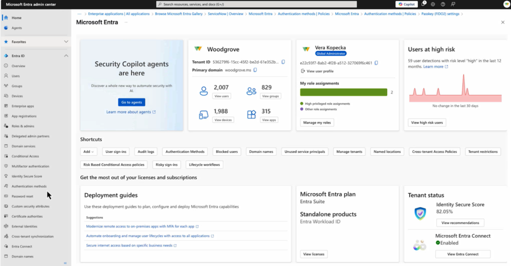 Het Microsoft Entra-beheercentrumdashboard met tegels voor Security Copilot, tenantstatistieken, gebruikersrollen en gebruikers met een hoog risico in een navigatiepaneel aan de linkerkant.