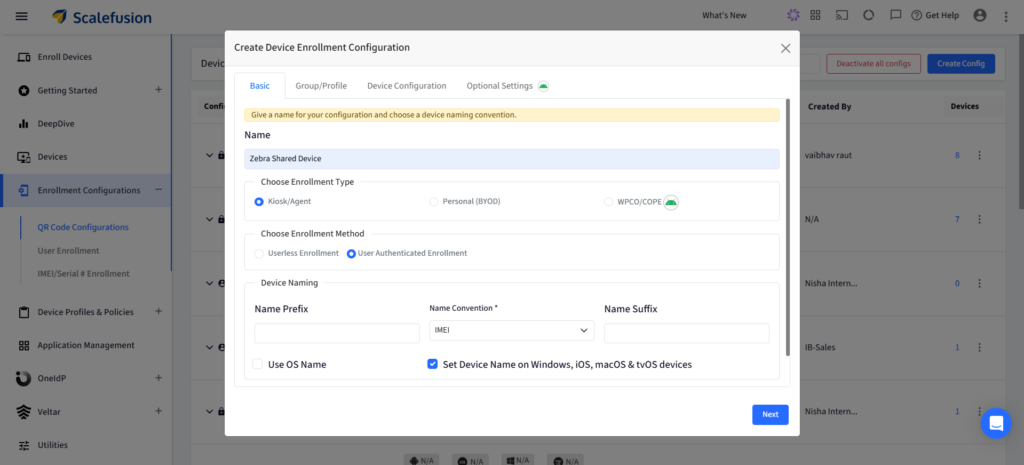 Modal: Crear configuración de inscripción de dispositivo con pestañas Básico, Grupo/Perfil, Configuración del dispositivo; el formulario comienza con el campo Nombre prellenado 'Dispositivo compartido Zebra'.