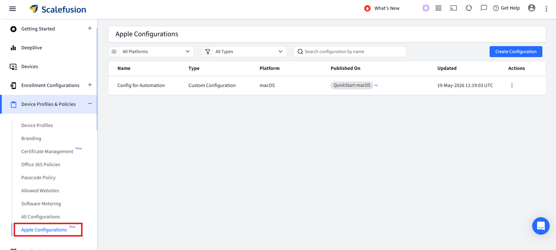 Pagina Configurazioni Apple con navigazione a sinistra; elemento "Configurazioni Apple" evidenziato e una tabella che mostra una configurazione: "Configurazione per l'automazione" per macOS, QuickStart-macOS, aggiornato il 19 maggio 2026.