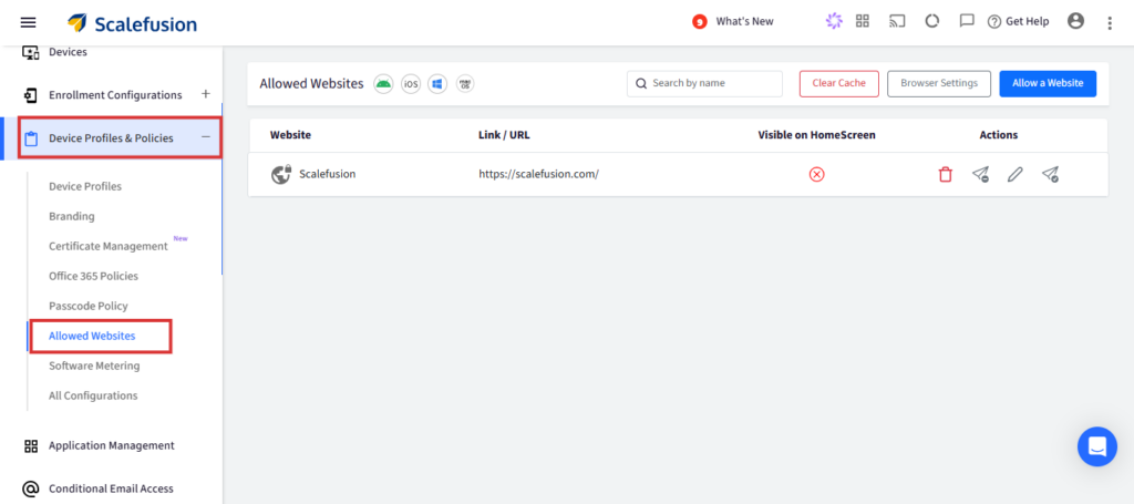 Pentadbir ScaleFusion: Menu kiri menyerlahkan Profil & Dasar Peranti > Laman Web yang Dibenarkan; panel utama menunjukkan satu entri untuk ScaleFusion dengan URLnya dan status merah 'tidak kelihatan pada skrin utama'.